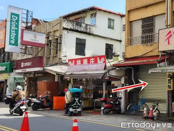 ▲惹爭議的宜蘭礁溪蔥油餅店(箭頭所指),5日仍未營業。(圖/記者游芳男攝)