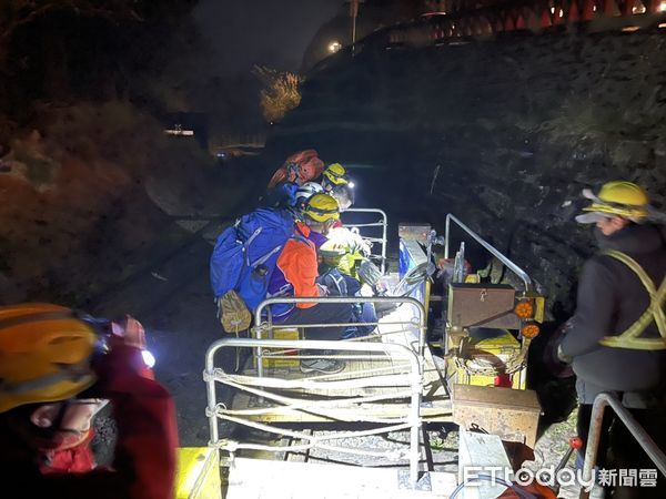 ▲▼ 山友受困水樣森林旁營地 。(圖/嘉義縣消防局提供)