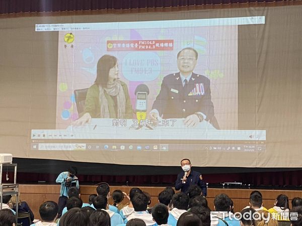 ▲台南市警二分局「young警宣導團」與台南監理站、消防局等單位，在南英商工共同辦理多元深入宣導活動。（圖／記者林悅翻攝，下同）