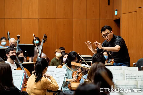 ▲指揮林勤超與樂團排練 。(圖/NSO提供)