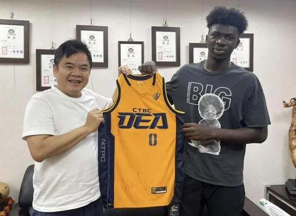 ▲▼民進黨立委莊瑞雄、中信特攻球員阿巴西。(圖/翻攝莊瑞雄臉書)