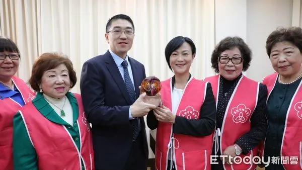 ▲基隆婦女會贈大愛為仁獎座 肯定謝國樑力推「行人友善」。(圖/記者郭世賢翻攝)