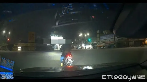 ▲▼清水警方午夜抓噪音車,發現1輛機車無照又把口罩遮住車牌,開罰8千4百元。(圖/民眾提供,下同)