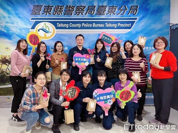 ▲分局長送禮慰勞女警辛勞。(圖/記者楊漢聲翻攝)
