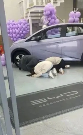 ▲▼業務和消費者「跪拜」。(圖/翻攝自微博)