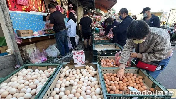 ▲▼蛋蛋危機,雞蛋漲價,面臨缺貨,一早的菜市場就超過百位民眾排隊買蛋,深怕買不到蛋,7點多開賣到10點就全部賣完了,1斤雞蛋快破百元,老闆看到大家恐慌排隊也無奈。(圖/記者姜國輝攝)