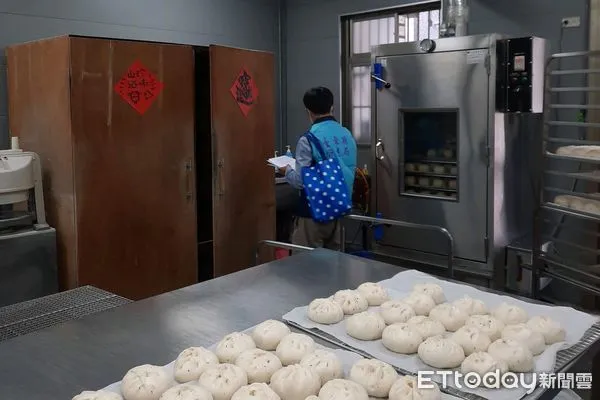 ▲衛生局稽查中式炊蒸食品製造業者。(圖/記者楊漢聲翻攝)