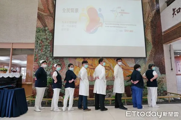 ▲花蓮慈院舉辦「世界腎臟日—全民腎康」宣導,大家握拳指出腎臟在肋骨邊緣位置,邀請民眾一起加入護腎行列。(圖/慈濟醫學中心提供,下同)