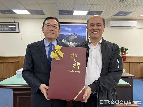 ▲檢察總長 邢泰釗 ,10日上午在台南地檢署檢察長葉淑文等人陪同下,親自致贈水果慰勉偵辦學甲88槍槍擊案檢警人員辛勞,由台南市警察局長廖宗山代表接受。(圖/記者林悅翻攝,下同)