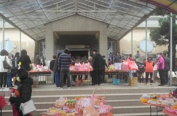 ▲清明掃墓,桃園啟動除草、接駁雙服務