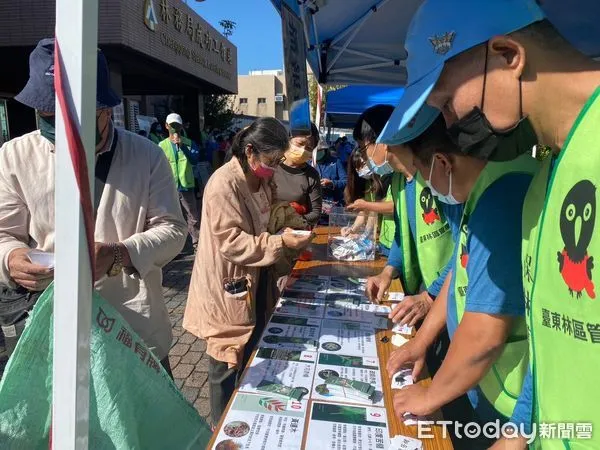 ▲▼台東成功東河橋頭一大早就有民衆排隊領苗。(圖/台東林管處提供,下同)