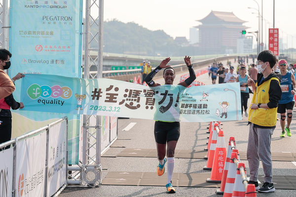 ▲Selina任容萱化身跑者3公里完賽，台北國道馬拉松為臉部平權而跑。（圖／中華民國路跑協會提供）