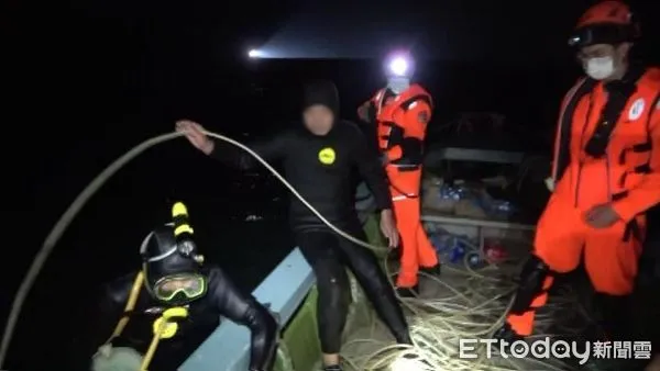 ▲▼ 海巡夜間烏坵掃蕩,取締不法越界陸船。(圖/記者林名揚翻攝)