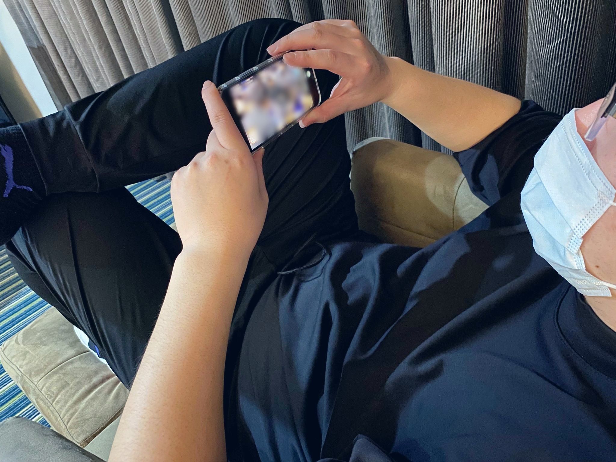 ▲▼滑手機,追劇,看YouTube,看影片,男友,直男,薪水小偷,偷懶。(示意圖/記者鄺郁庭攝)