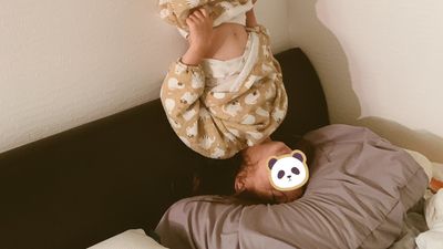 睡前見4歲愛女「頭頂枕頭、腳貼牆」　謎之行為網看傻：日版大法師