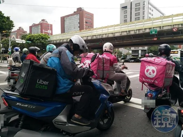 網友看到一名外送員爸爸穿制服接小孩放學,結果小孩怕丟臉要爸爸脫掉外套。(示意圖,本刊資料照)