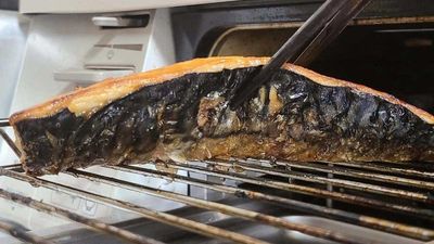 烤魚不黏烤架「用這1秘密武器」　完整魚肉、烤紋不易碎　