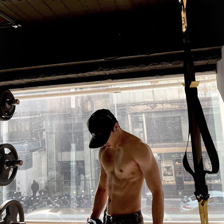 ▲▼婁峻碩近期狂健身操出六塊猛肌。(圖/翻攝自婁峻碩IG)