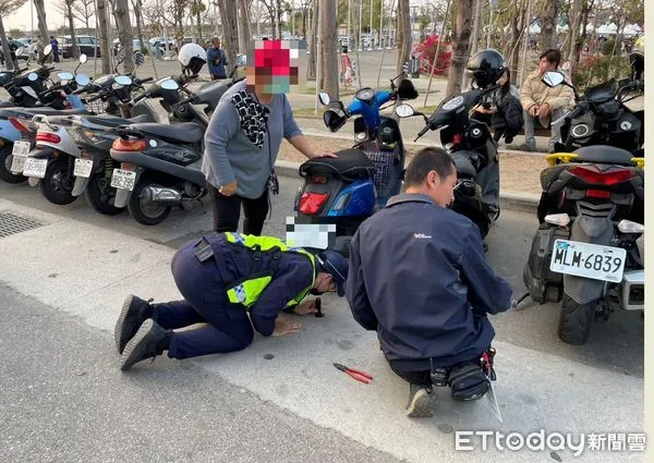 ▲▼台中1名女球迷因為中華隊輸球太難過,機車鑰匙不小心掉入水溝,文昌所長林澤聰趴地順利勾起。(圖/民眾提供,下同)