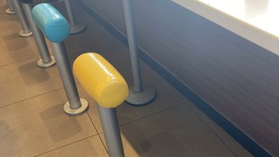 東京麥當勞座椅變一條軟墊「只能靠著」　疑不讓客人坐太久