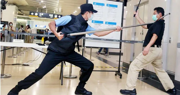 高鐵為維護乘客安全,2020年開始引進車安保全,選用具特勤或武術背景的菁英人員上車,被網友封為「車上最強團隊」。(圖/報系資料照)