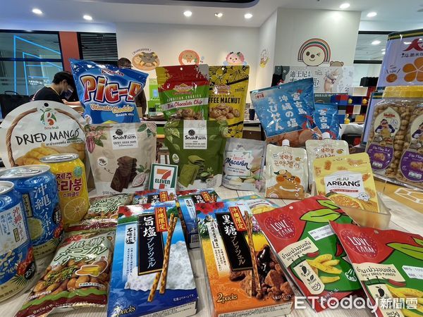 ▲▼超商開賣柯基屁屁麵包、異國零食新品。（圖／記者周姈姈攝）