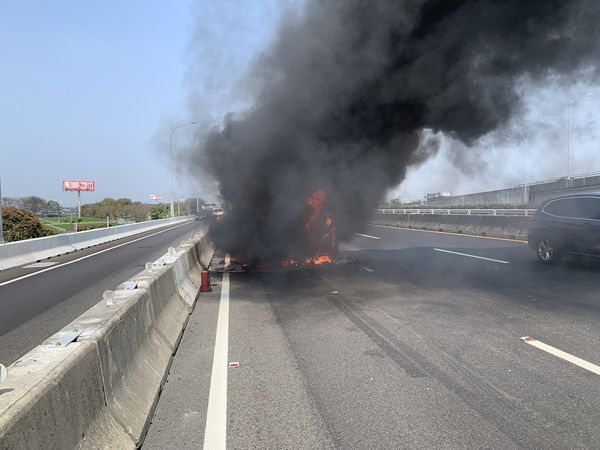 ▲國道南下230K火燒車。（圖／翻攝自公路總局及時影像）