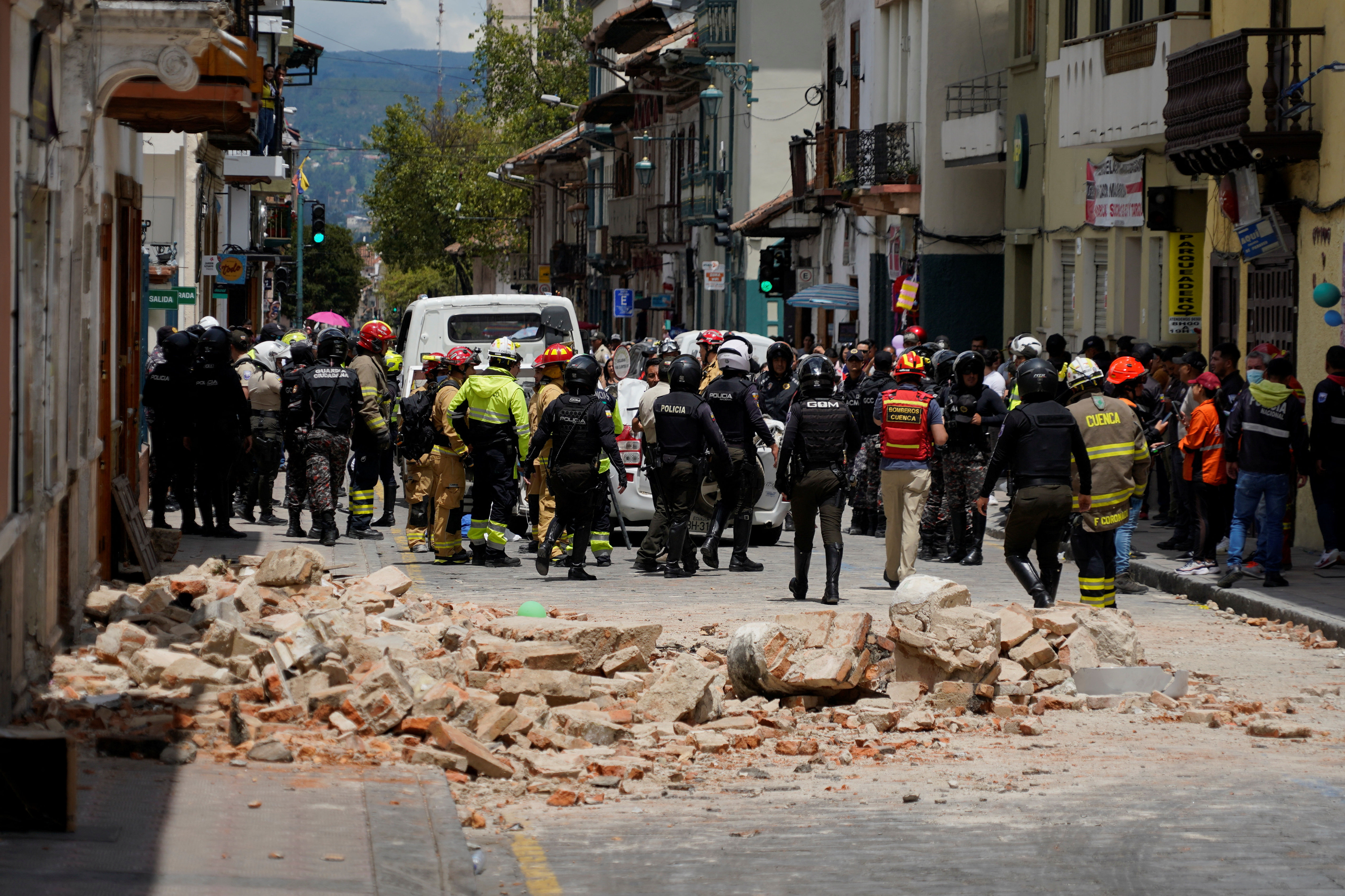 ▲▼南美洲國家厄瓜多18日傳出規模6.8強震，造成至少14人死亡。（圖／路透）