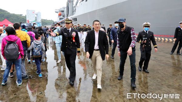 ▲海軍敦睦支隊航訓抵基隆 謝國樑向海軍官兵致敬。（圖／記者郭世賢翻攝）