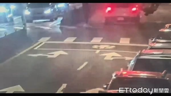 ▲劉女過馬路無端遭撞飛,警方緊急約談駕駛到案。(圖/記者張君豪翻攝)