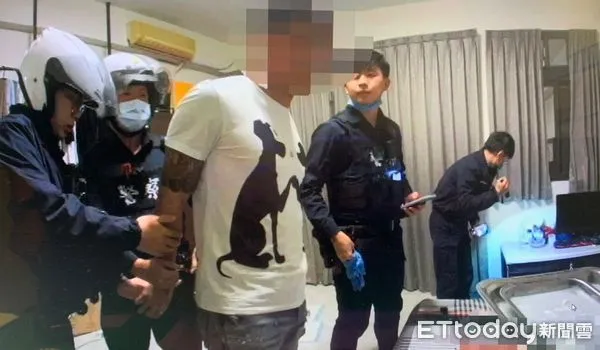 ▲▼ 嘉義透天厝開轟趴飄臭味 搜出K他命、毒咖啡包、槍彈 。(圖/記者翁伊森翻攝)