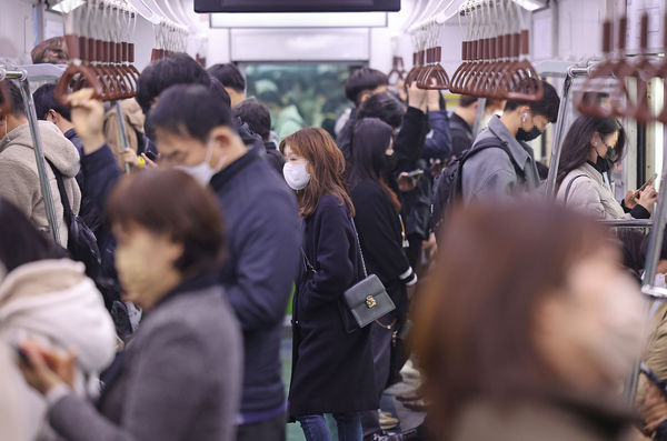 ▲▼雖然南韓20日起不再強制搭乘大眾交通時需戴口罩，但在市區公車內民眾仍還是乖乖戴好口罩。（圖／達志影像／newscom）
