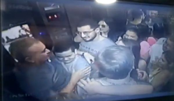 大樓電梯「限載8人」11人硬擠進去　10樓瞬間墜地下室3人重傷。（圖／翻攝自Twitter）
