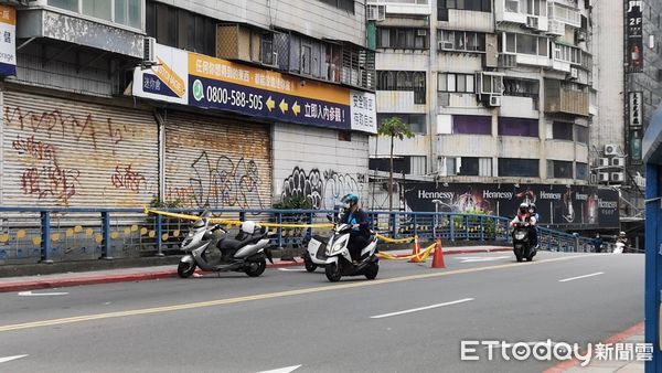 ▲▼女子陳屍錦新大樓前馬路上，頂樓發現一雙拖鞋，警方正確認兩者關聯。（圖／記者黃彥傑攝）