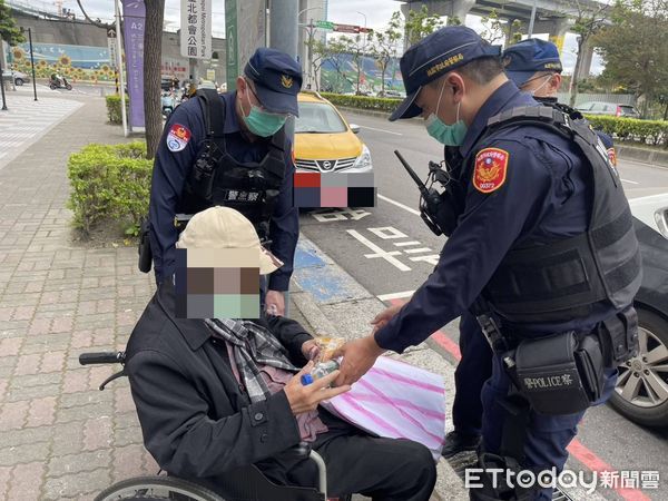 ▲▼桃園捷警發現失智男，還買麵包給他吃，再開警車送他返家，男子妻子拿店內玫瑰花贈與遭婉拒             。（圖／記者陳以昇翻攝）