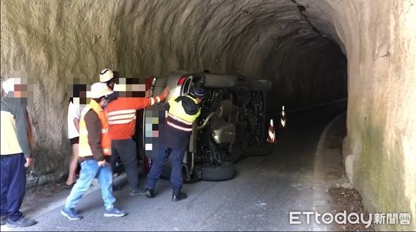 ▲小客車駛入漆黑隧道視線模糊，直接撞上隧道壁，導致車輛側翻。（圖／新城警分局提供，下同）