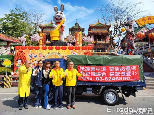 ▲▼紙錢收運專車淨車儀式，祈求紙錢收運過程，人車平安順遂。（圖／花蓮縣政府提，下同）