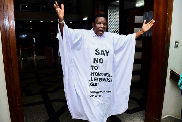 ▲▼烏干達國會21日通過法案，可將具同性戀或性少數認同的人視為罪犯。國會議員穆西拉（John Musira）穿著反同性戀衣服。（圖／路透）