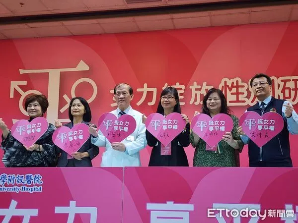 ▲拉Young父母一把,中國附醫捐聊天機器人服務平台助勵馨基金會。(圖/記者游瓊華攝)