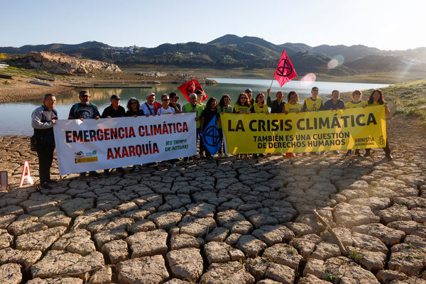 ▲▼西班牙人權組織在乾旱的拉維努埃拉水庫抗議。（圖／路透）