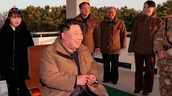 ▲▼金主愛被北韓官媒鏡頭拍到，16日前往平壤視察飛彈試射時，疑似穿上「迪奧」的黑色外套。（圖／翻攝自朝鮮中央電視台）