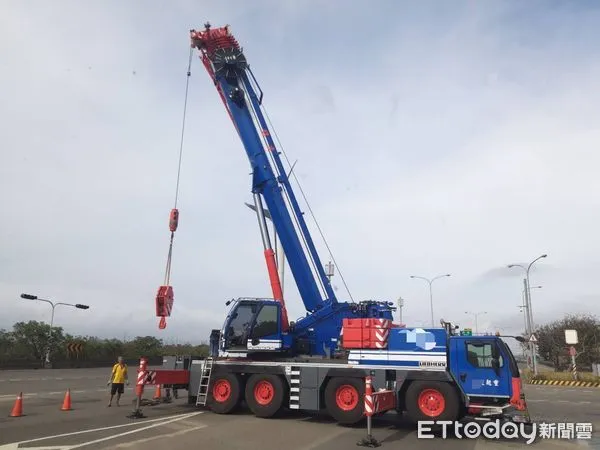 ▲台61新竹香山段車禍 15噸雙氧水槽車翻覆。(圖/記者陳凱力翻攝)