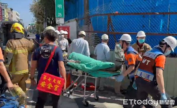 ▲台南市文化中心停E5立體停車場工地下午傳出工安意外，1名女工被塌陷的鐵架及水泥壓住受困搶救送醫。（圖／記者林悅翻攝，下同）