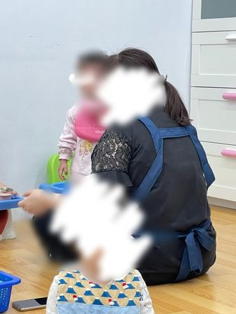 ▲1名林姓幼保員，因看不慣自己服務的托育中心其他幼保員，逼迫幼兒吃午飯，告知幼兒吐出來一樣要吃回去，幼兒不睡覺就壓背罰站等惡行，被托育中心要求離職。（圖／翻攝自爆料公社，下同）