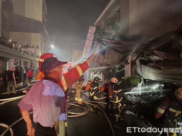 ▲台南市東區崇德15街24日晚上9時45分許發生住宅火警，火勢很大並冒出濃煙，消防人員全力射水搶救。（圖／記者林悅翻攝，下同）
