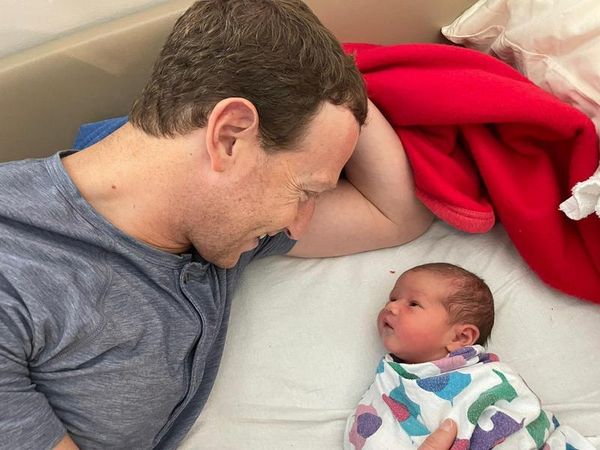 祖克柏與剛出生的小女兒對視。（翻攝Mark Zuckerberg臉書）