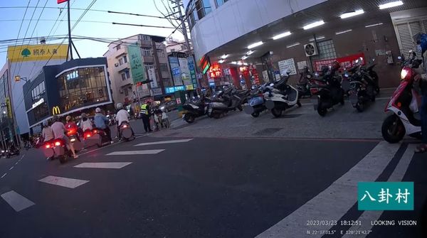 警推輪椅男過馬路。（圖／翻攝自Facebook／八卦村-行車紀錄器影片上傳中心）