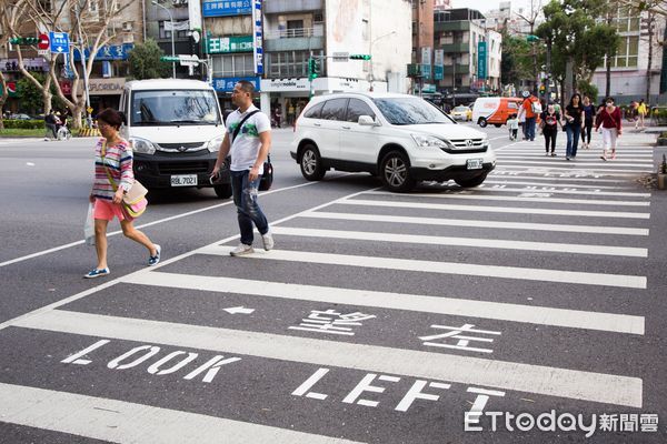 仁愛大安路口,斑馬線標字,箭頭提示行走注意方向,仁愛路,大安路,行人安全,望左（Look Left）,望右（Look Right）,注意左右來車,提示效用,行人,過馬路（圖／資料照）