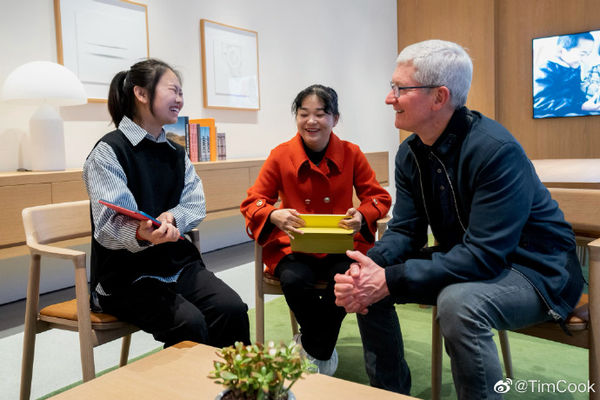 ▲▼蘋果CEO庫克訪問中國，拜訪北京蘋果專賣店。（圖／翻攝Tim Cook微博）