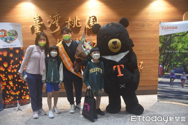 ▲▼第100萬國際旅客Ho Long Shi全家來台旅遊，觀光局致贈十全十美喔熊大禮包。（圖／觀光局）